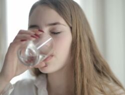 Tips Sebelum Anda Terkena Ginjal, Perbanyak Minum Air Putih ya!