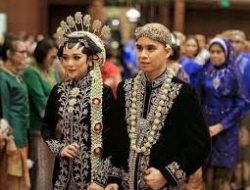 Menjelajahi Keindahan dan Makna Baju Adat Jawa: Warisan Budaya Nusantara Secara Turun-temurun